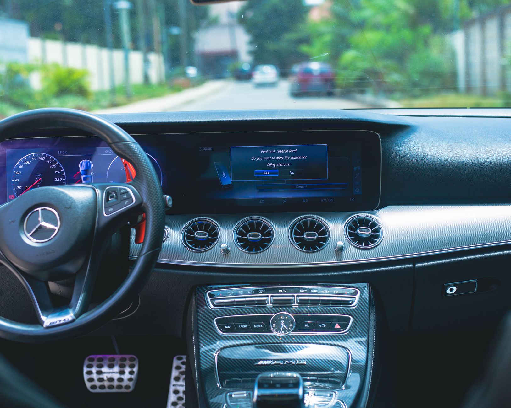 Mercedes E-Class iç mekan, siyah deri